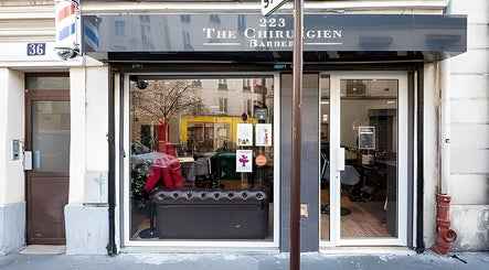 Entrée du salon 223 The chirurgien à Paris, Île-de-France, FR, avec une vitrine moderne.