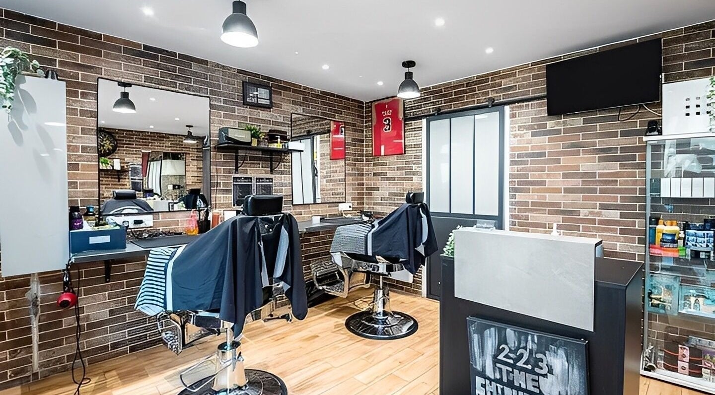 Intérieur moderne de 223 The Chirurgien, Paris, Île-de-France, FR avec fauteuils de coiffure élégants.