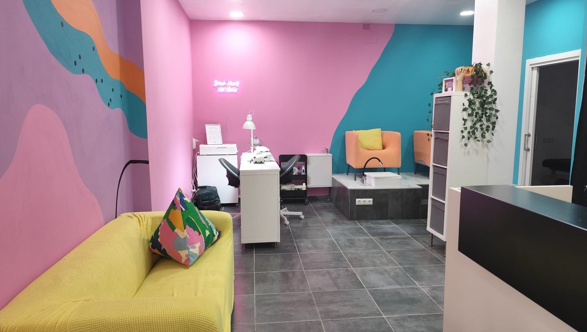 Interior colorido y moderno de Paula Infante Nails en Benalmádena, Andalucía, ES.