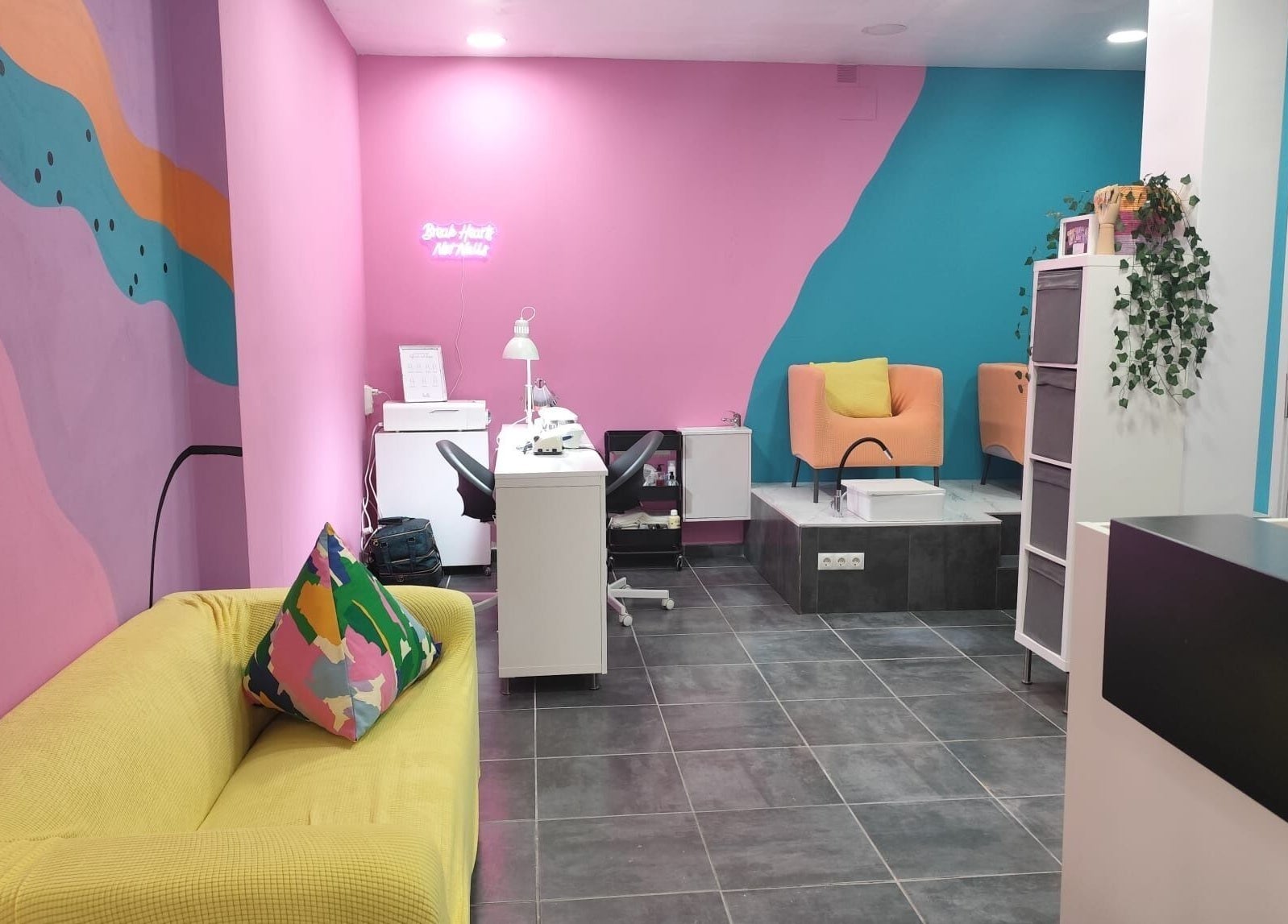 Interior colorido y moderno de Paula Infante Nails en Benalmádena, Andalucía, ES.