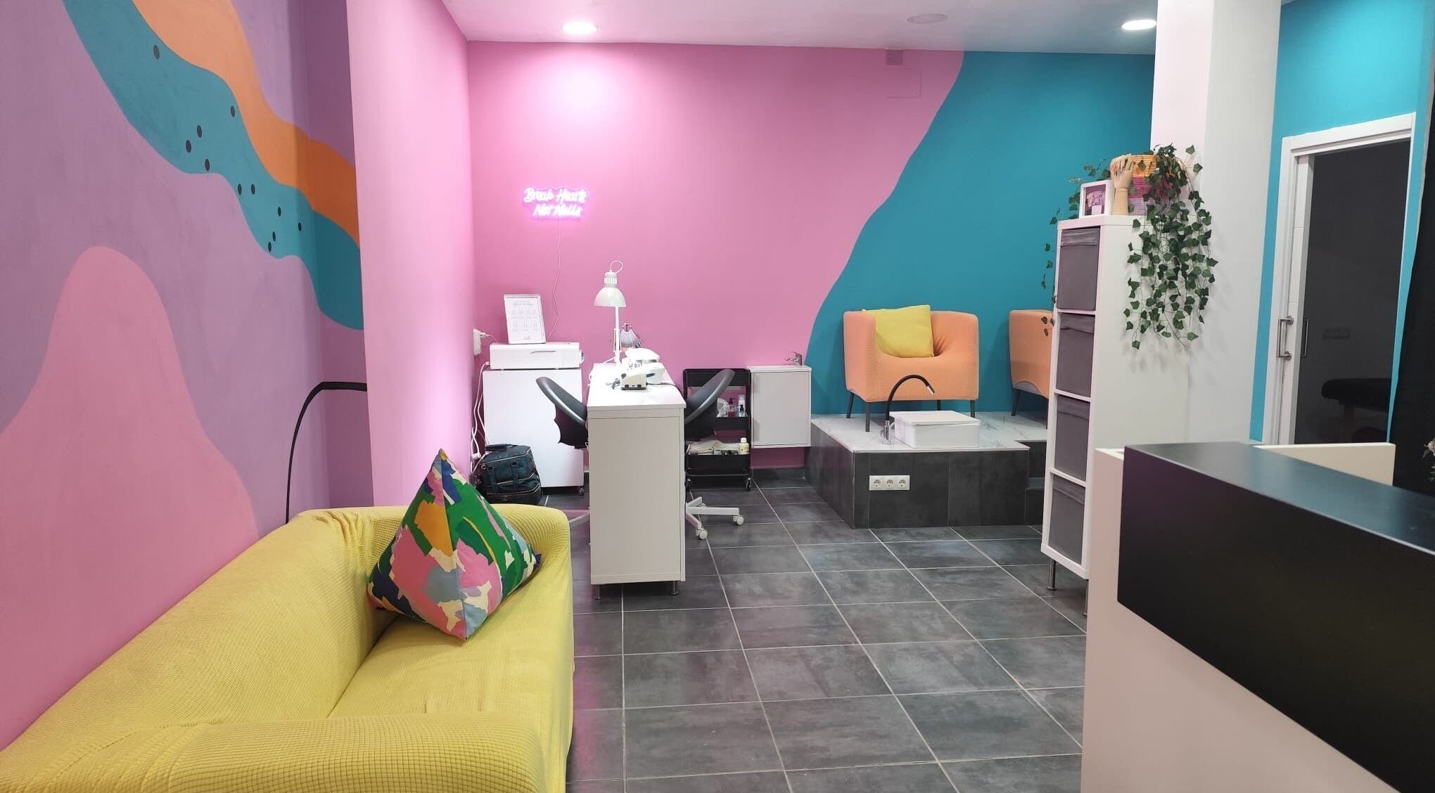 Interior colorido y moderno de Paula Infante Nails en Benalmádena, Andalucía, ES.