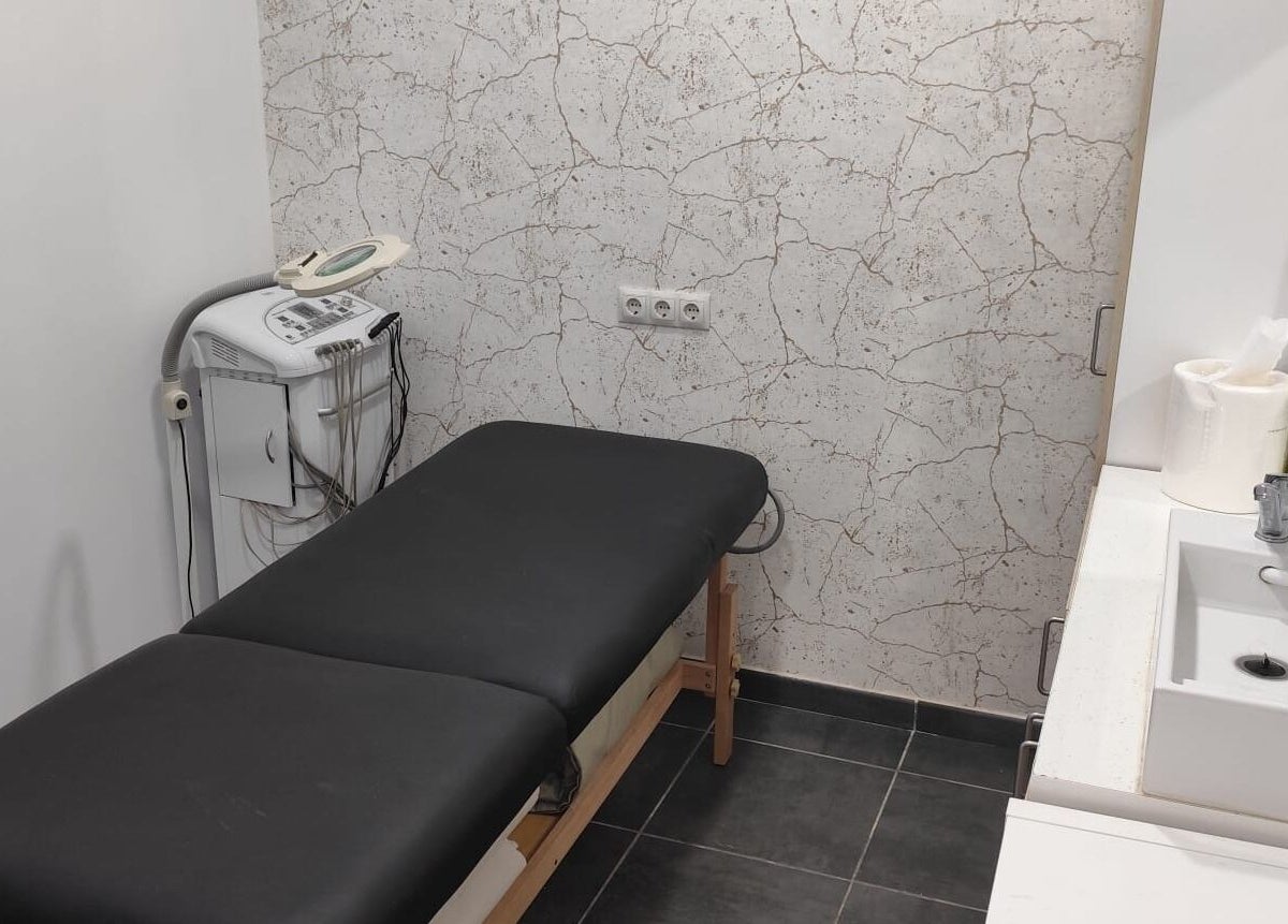 Sala de tratamiento en Paula Infante Nails, Benalmádena, Andalucía, ES, con camilla y equipo estético.