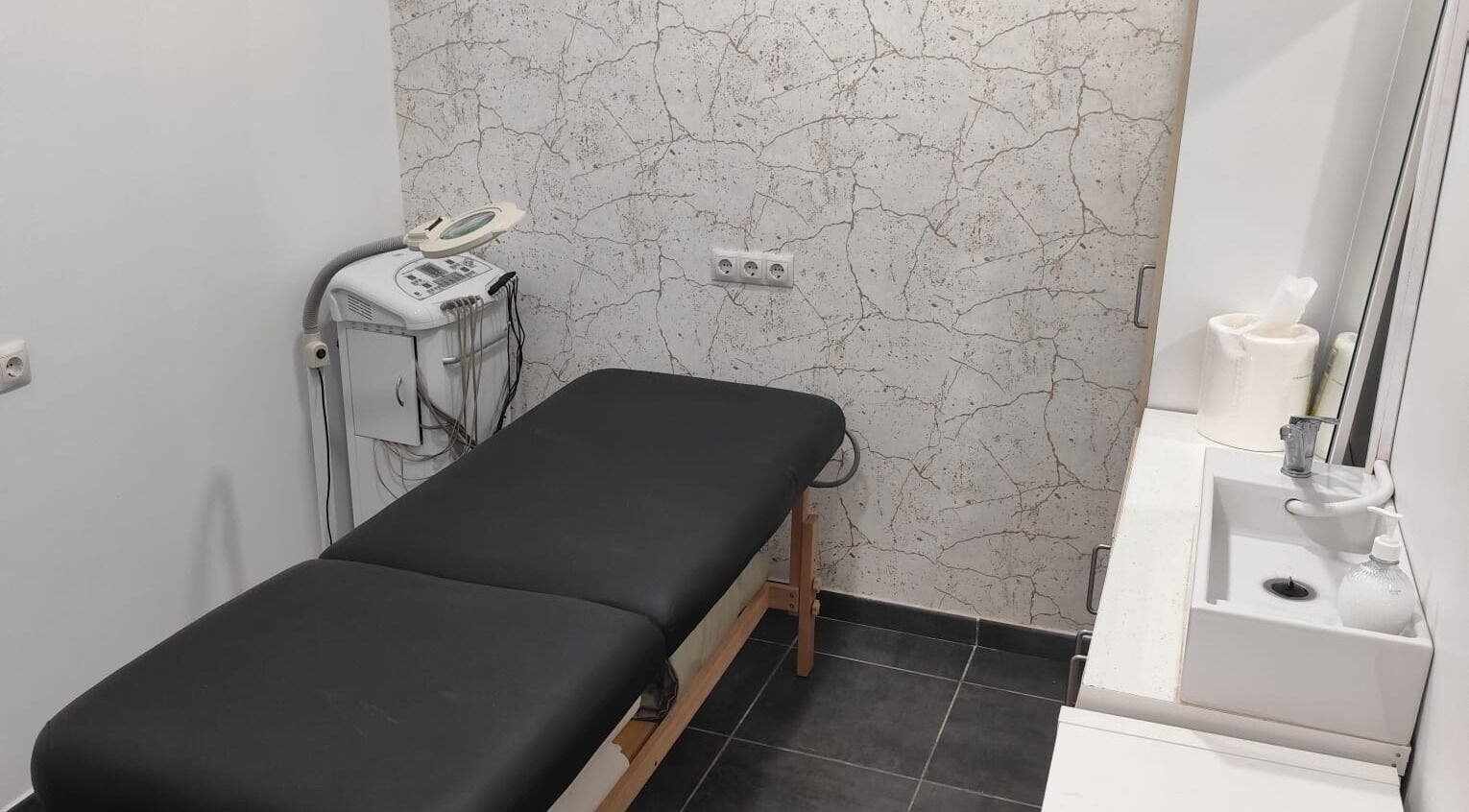 Sala de tratamiento en Paula Infante Nails, Benalmádena, Andalucía, ES, con camilla y equipo estético.