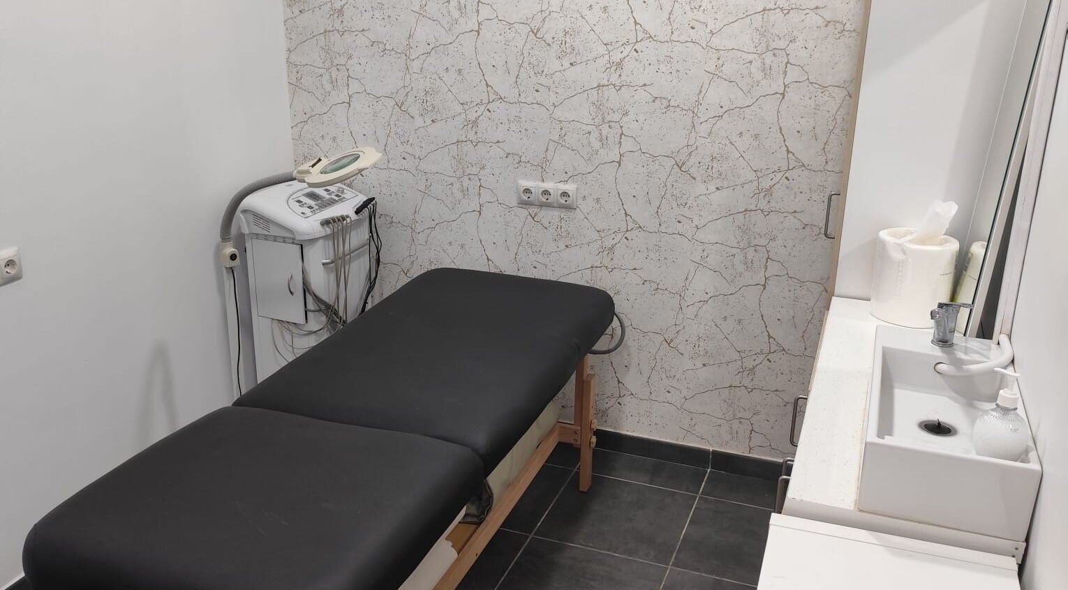 Sala de tratamiento en Paula Infante Nails, Benalmádena, Andalucía, ES, con camilla y equipo estético.