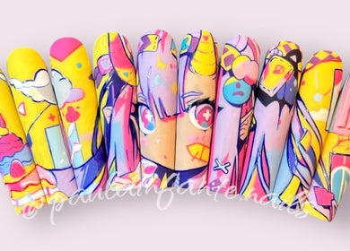 Arte de uñas vibrante en Paula Infante Nails, Benalmádena, Andalucía, ES, con diseño colorido de ilustración.