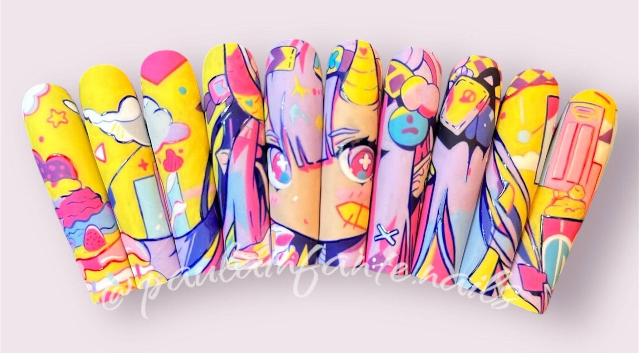 Arte de uñas vibrante en Paula Infante Nails, Benalmádena, Andalucía, ES, con diseño colorido de ilustración.