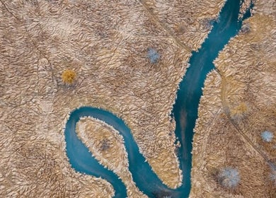 Vue aérienne d'une rivière sinueuse près de Beauté d'Esmée à Airaines, Hauts-de-France, FR.