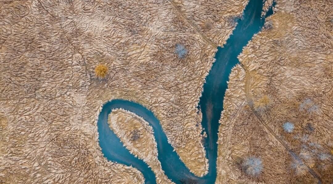 Vue aérienne d'une rivière sinueuse près de Beauté d'Esmée à Airaines, Hauts-de-France, FR.