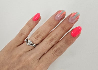 Manucure élégante avec vernis brillant chez Beauté d'Esmée, Airaines, Hauts-de-France, FR.