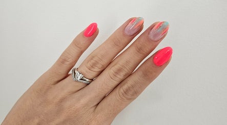 Manucure élégante avec vernis brillant chez Beauté d'Esmée, Airaines, Hauts-de-France, FR.