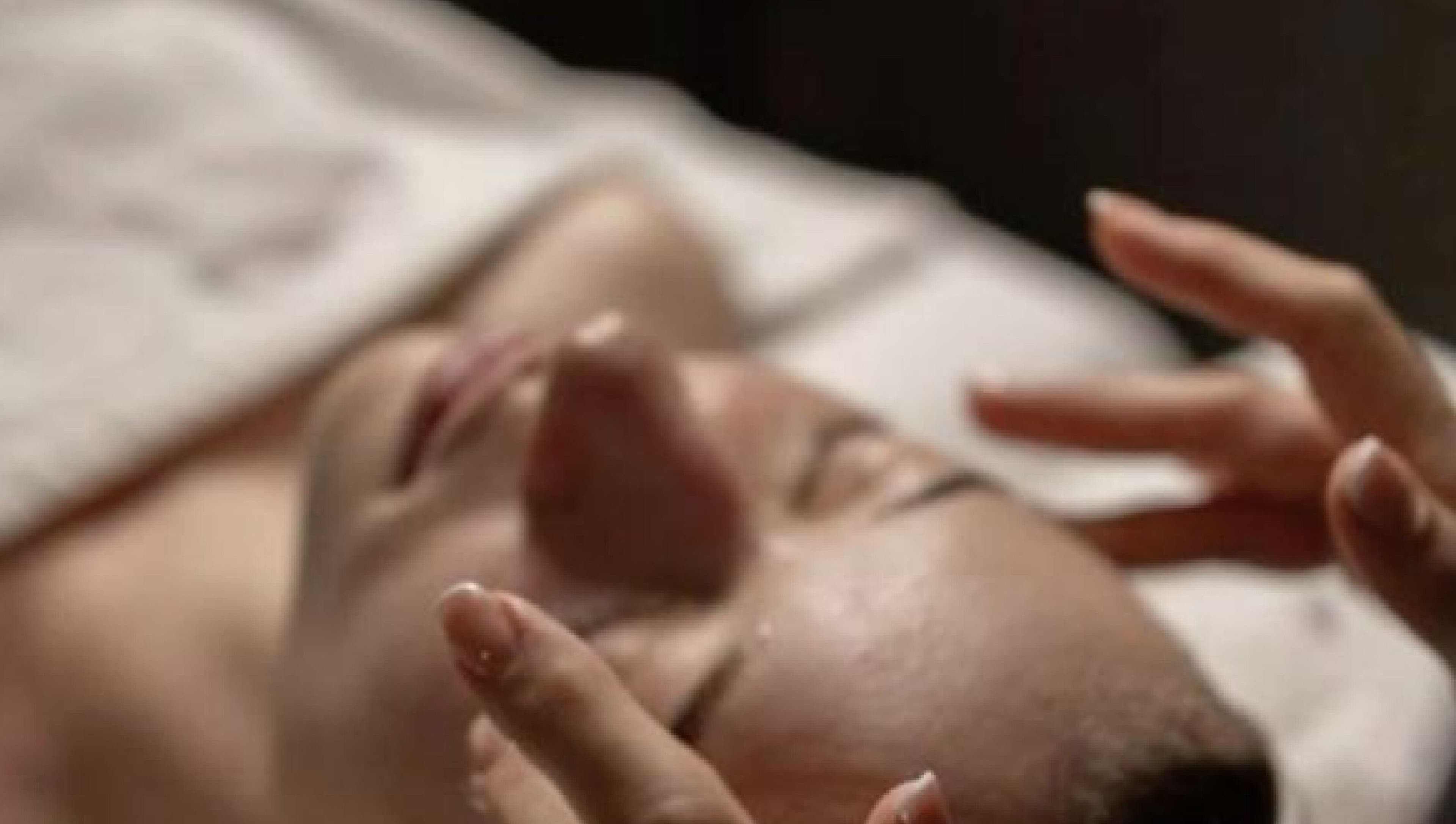 Terapia facial en Nubb Studio, Ituzaingó, Provincia De Buenos Aires, AR, con delicado masaje de manos.