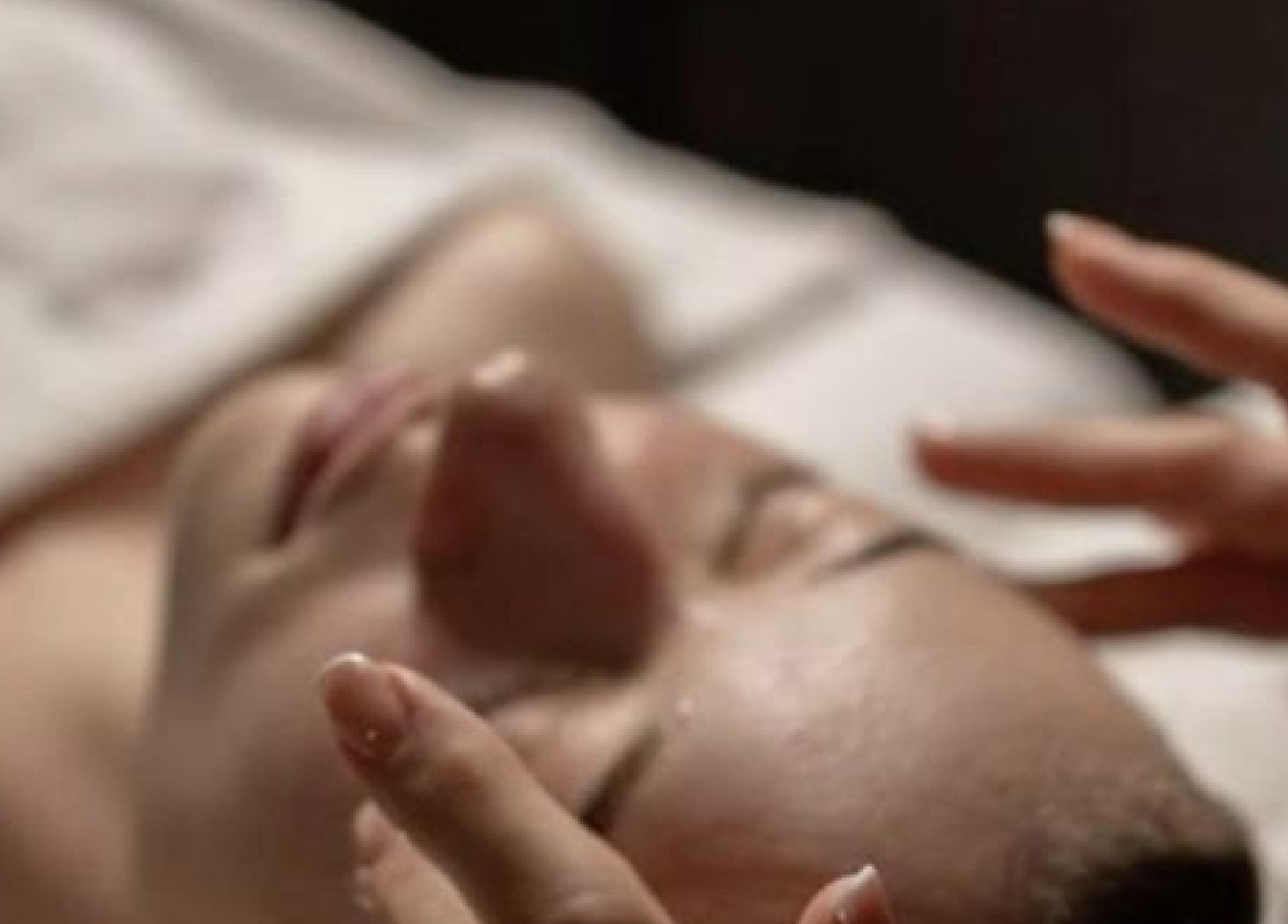 Terapia facial en Nubb Studio, Ituzaingó, Provincia De Buenos Aires, AR, con delicado masaje de manos.