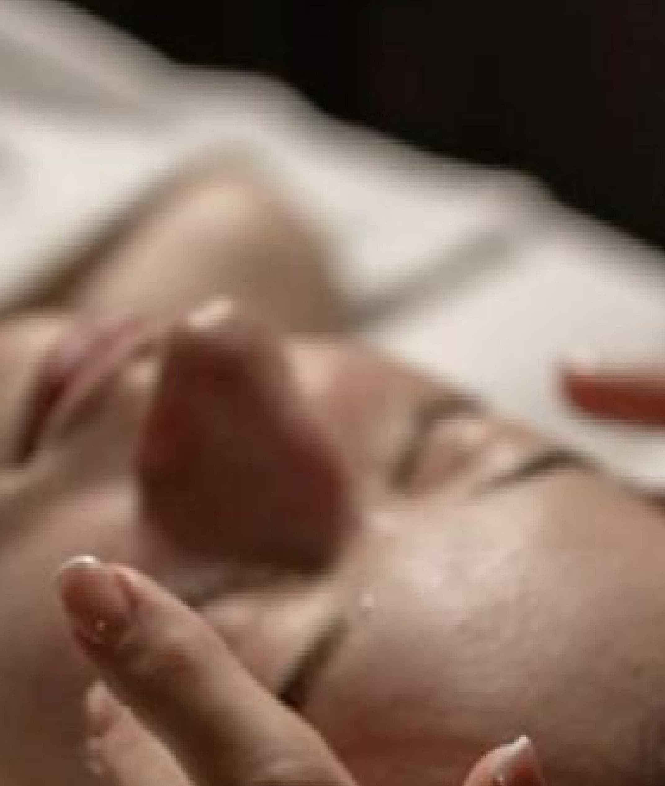 Terapia facial en Nubb Studio, Ituzaingó, Provincia De Buenos Aires, AR, con delicado masaje de manos.