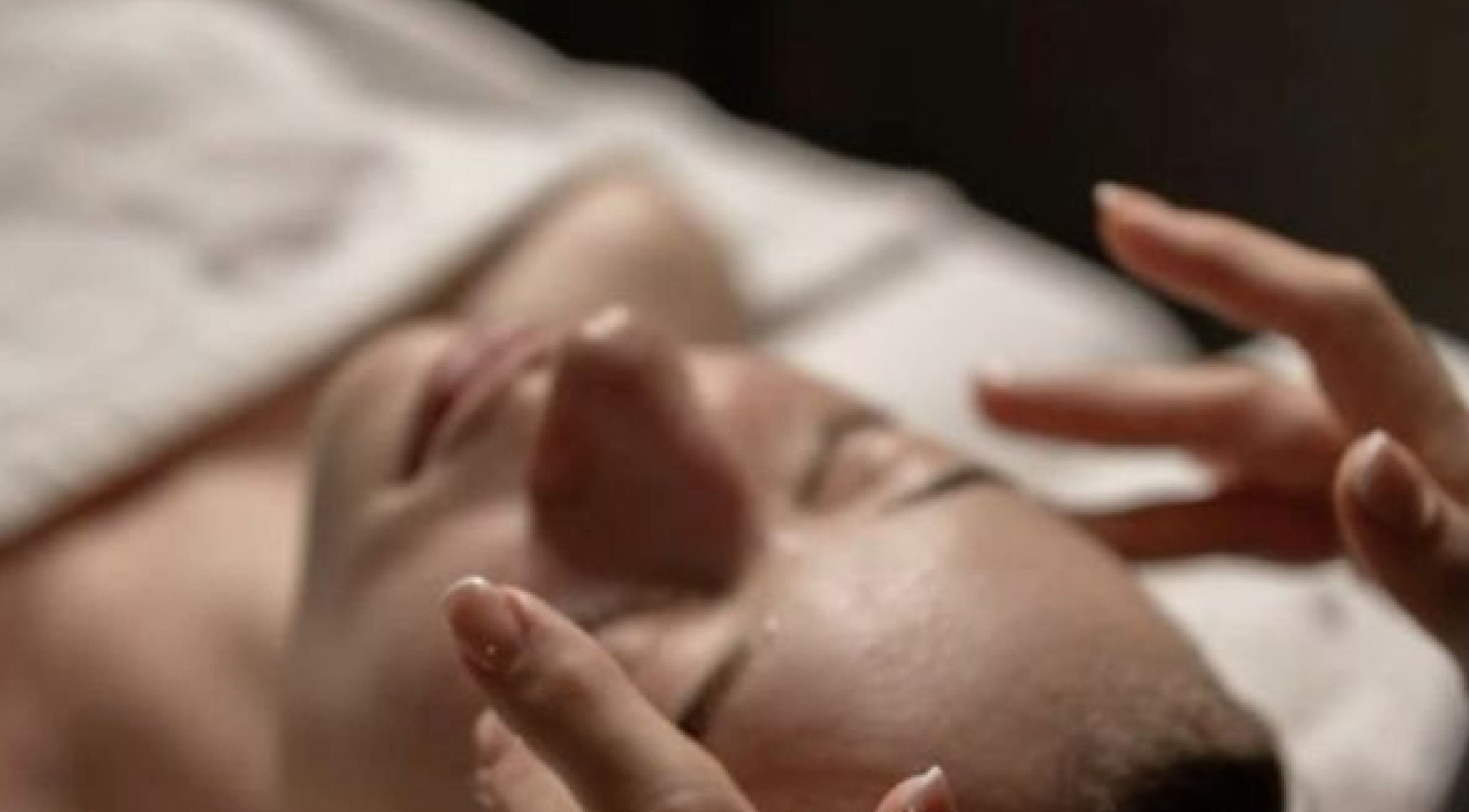 Terapia facial en Nubb Studio, Ituzaingó, Provincia De Buenos Aires, AR, con delicado masaje de manos.