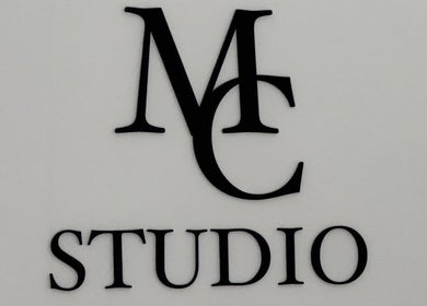 Logo élégant de MC Studio Hair Artist à Lausanne, Vaud, CH, affichant l'identité visuelle unique de l'établissement.