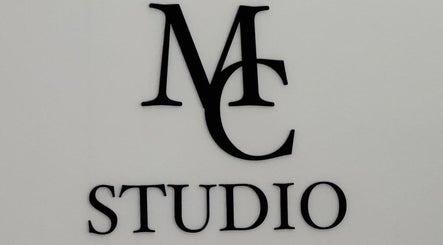 Logo élégant de MC Studio Hair Artist à Lausanne, Vaud, CH, affichant l'identité visuelle unique de l'établissement.
