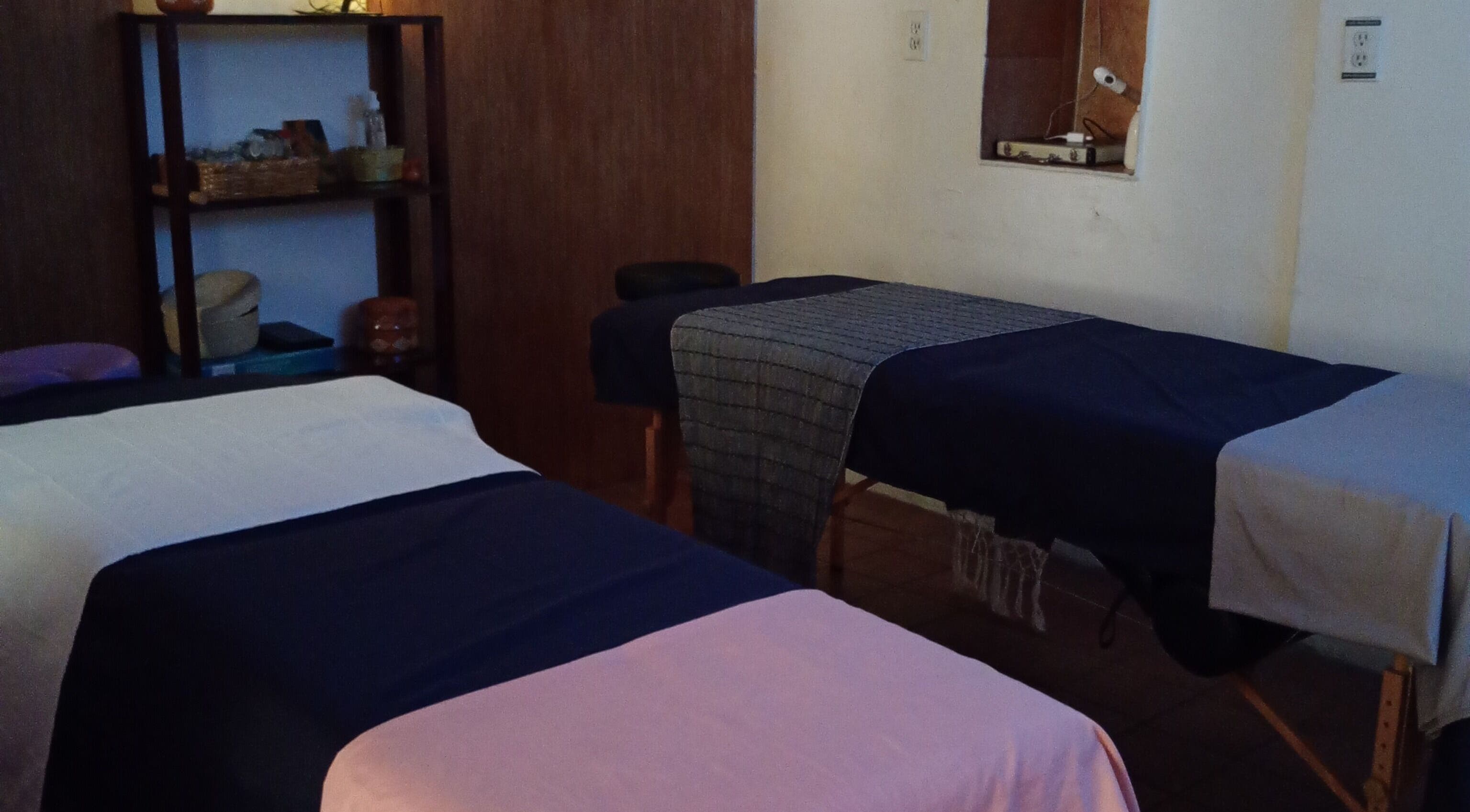 Espacio de masaje en Cirine Spa, Oaxaca De Juárez, Oaxaca, MX, con camillas preparadas para tratamientos.