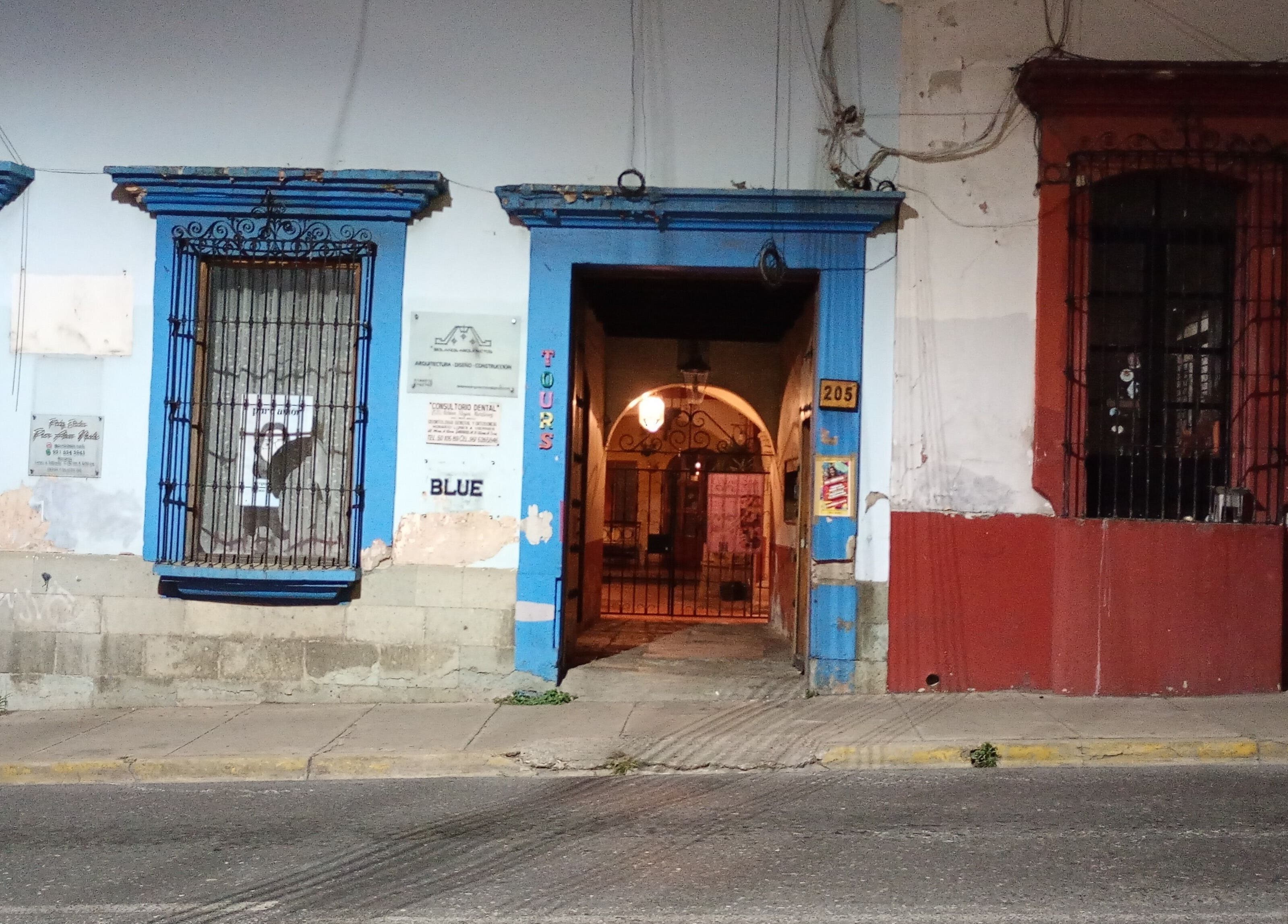 Entrada nocturna a Cirine Spa en Oaxaca De Juárez, Oaxaca, MX, con detalles arquitectónicos vibrantes.
