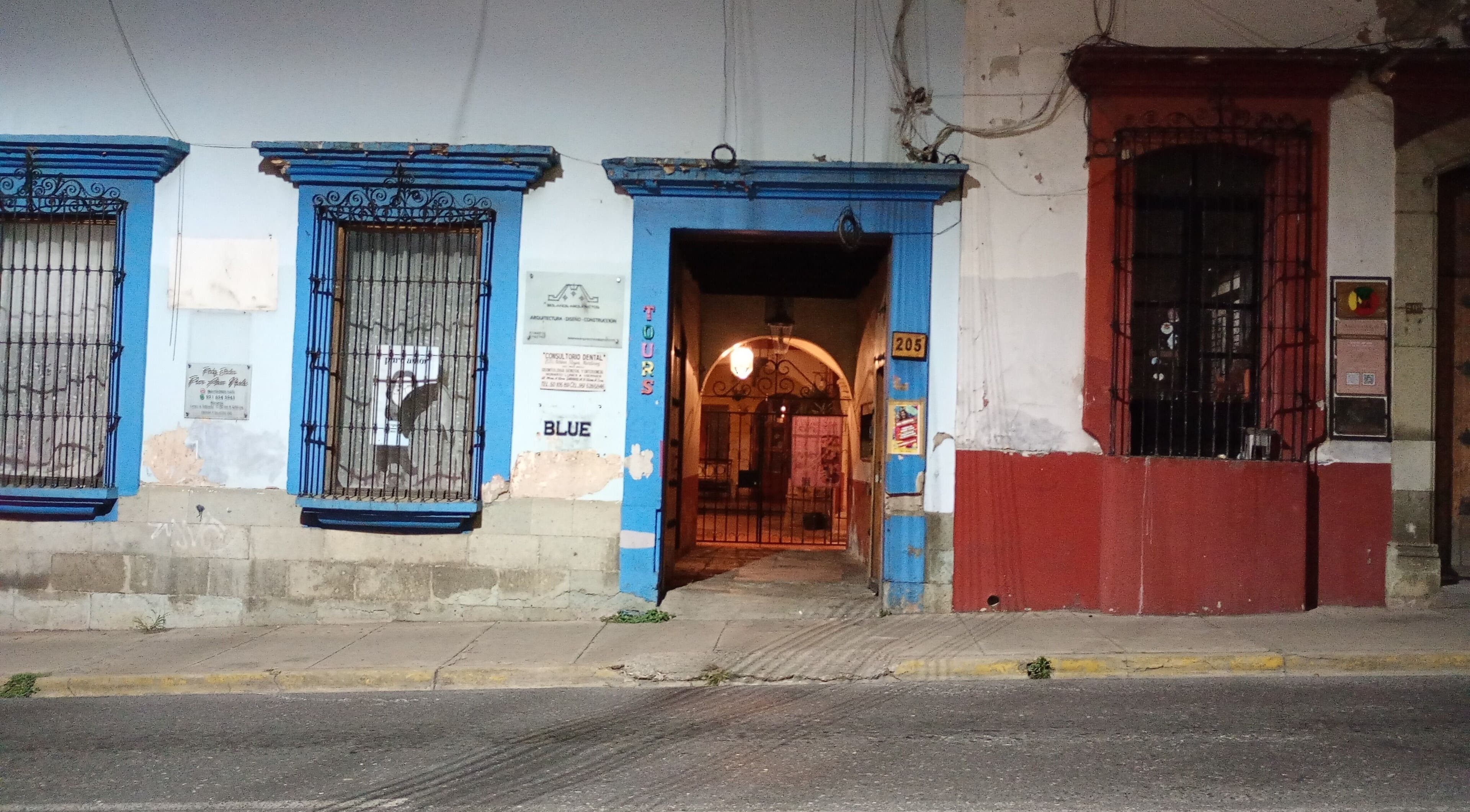 Entrada nocturna a Cirine Spa en Oaxaca De Juárez, Oaxaca, MX, con detalles arquitectónicos vibrantes.