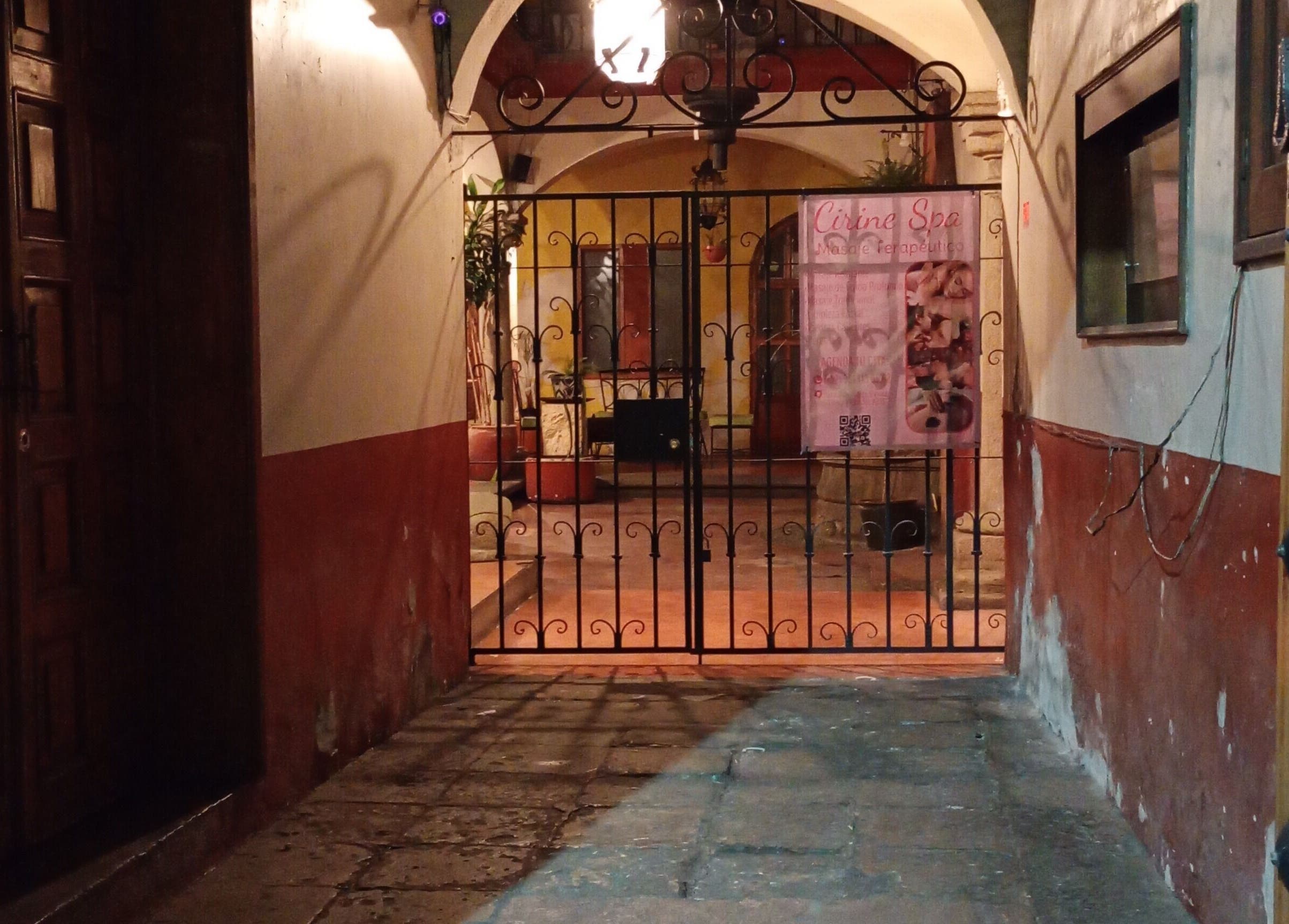 Entrada iluminada y acogedora de Cirine Spa en Oaxaca De Juárez, Oaxaca, MX, con estilo rústico y elegante.