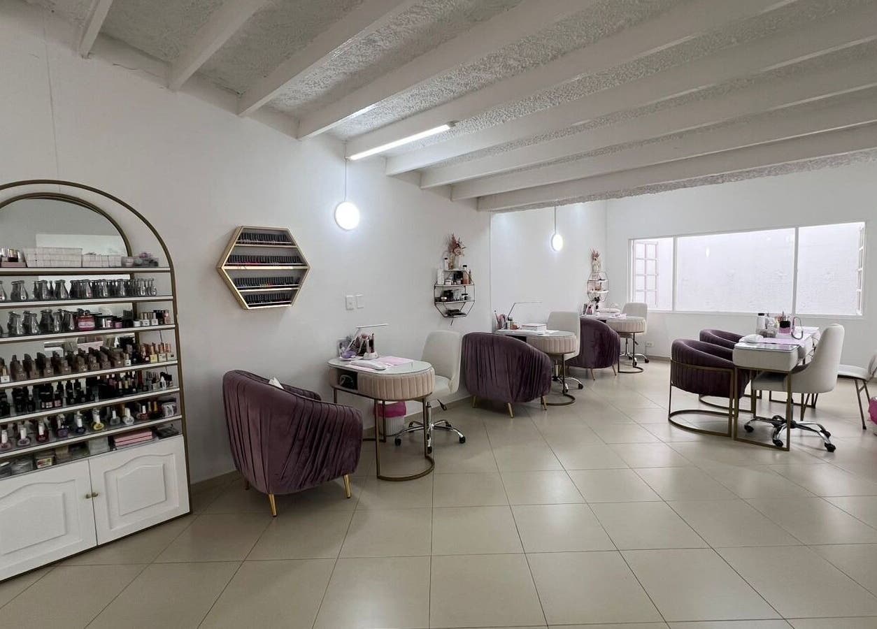 Interior elegante en ROSIE BEAUTY STUDIO, Bogotá, D.c., CO. Estaciones de belleza minimalistas y confortables.