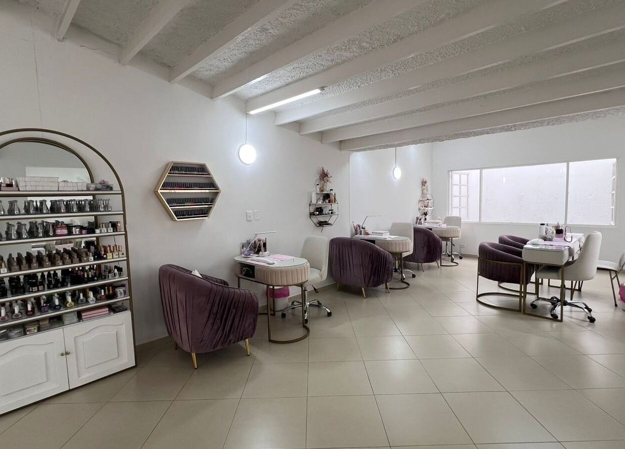 Interior elegante en ROSIE BEAUTY STUDIO, Bogotá, D.c., CO. Estaciones de belleza minimalistas y confortables.