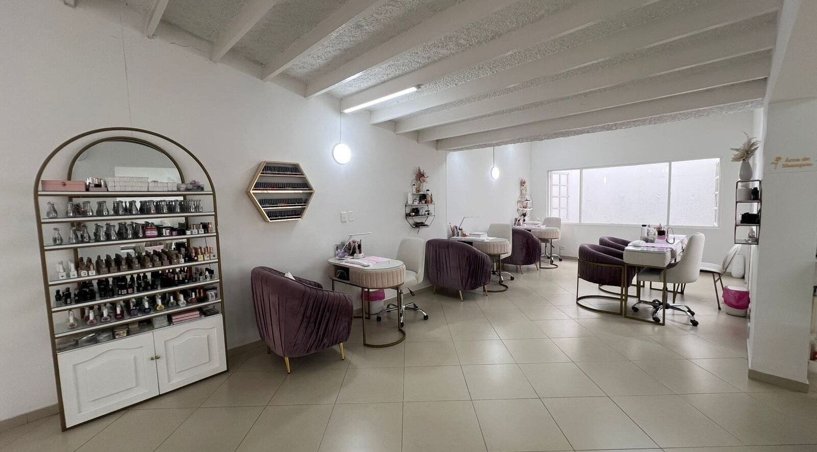 Interior elegante en ROSIE BEAUTY STUDIO, Bogotá, D.c., CO. Estaciones de belleza minimalistas y confortables.