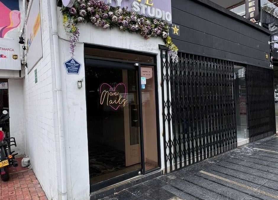 Fachada del ROSIE BEAUTY STUDIO con flores en Bogotá, D.c., Bogotá, D.c., CO.