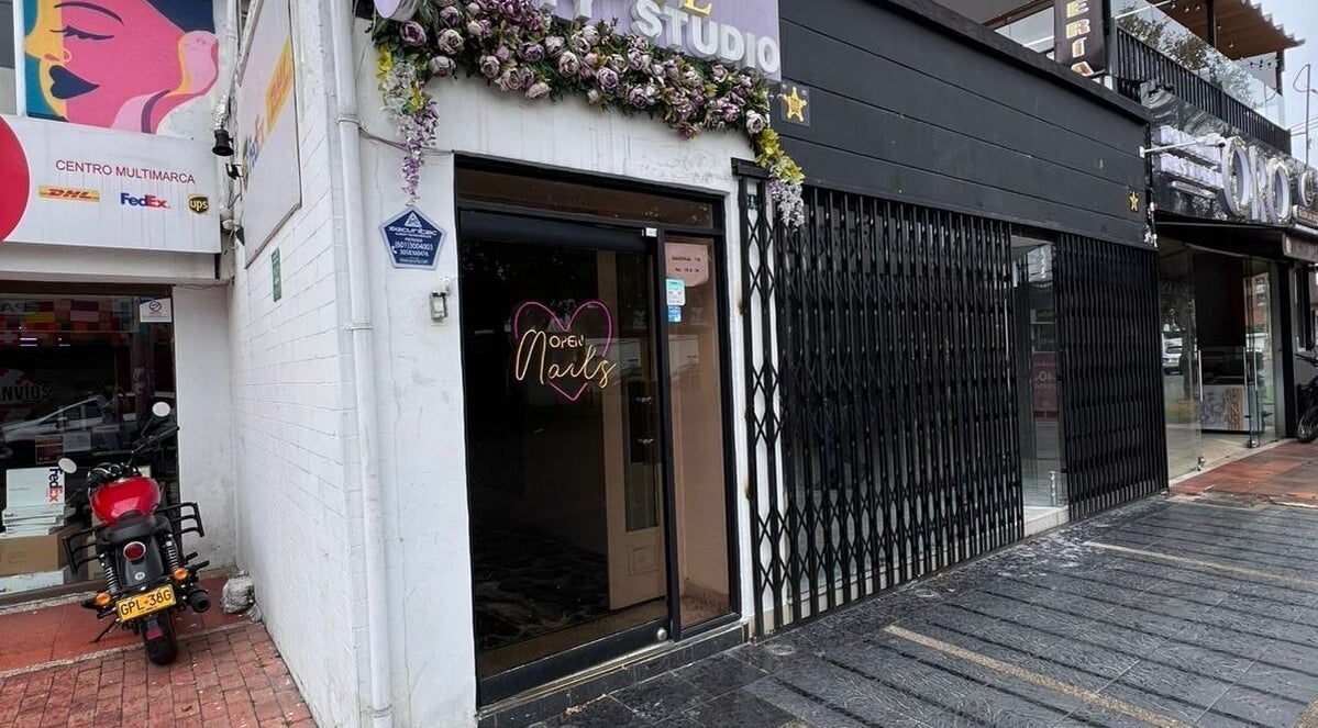 Fachada del ROSIE BEAUTY STUDIO con flores en Bogotá, D.c., Bogotá, D.c., CO.