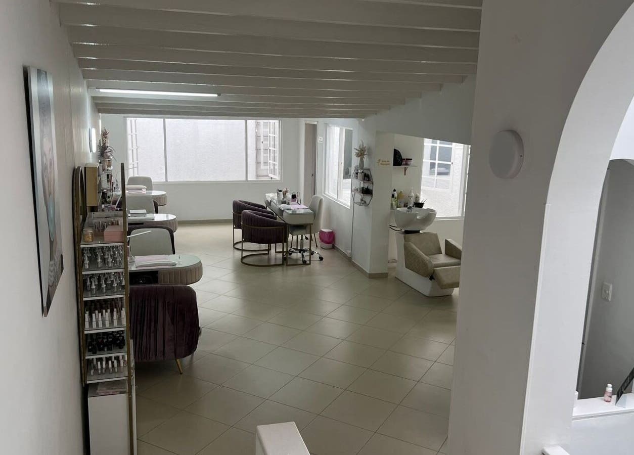 Interior moderno de ROSIE BEAUTY STUDIO en Bogotá, D.c., Bogotá, D.c., CO con sillas y estaciones de belleza.