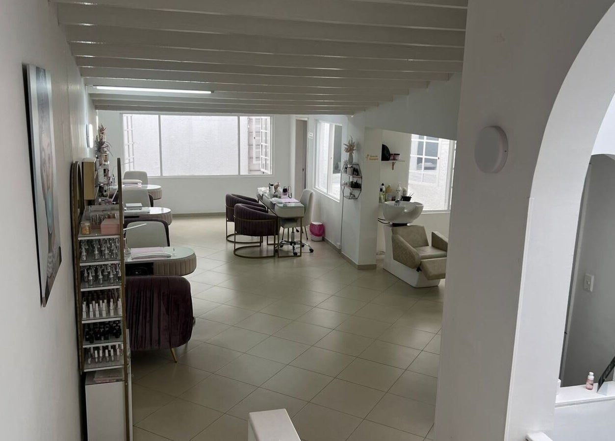 Interior moderno de ROSIE BEAUTY STUDIO en Bogotá, D.c., Bogotá, D.c., CO con sillas y estaciones de belleza.