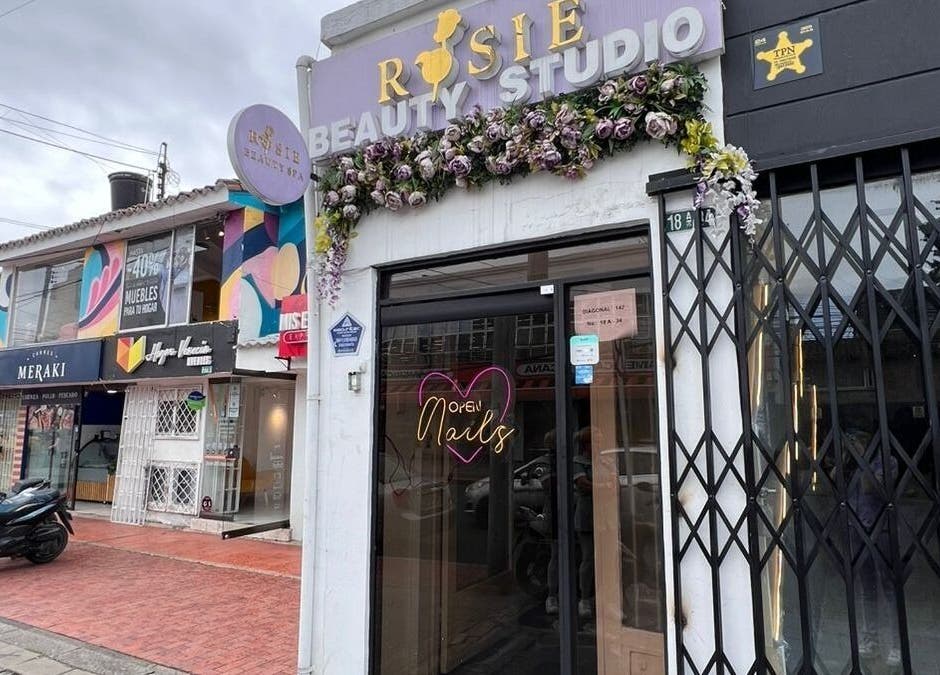 Fachada de ROSIE BEAUTY STUDIO decorada con flores en Bogotá, D.c., Bogotá, D.c., CO.
