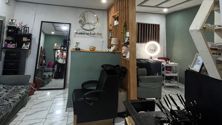 Intérieur chic du salon Beauty Rituals à Yaoundé, Centre Region, CM avec équipements modernes.