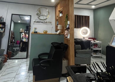 Intérieur chic du salon Beauty Rituals à Yaoundé, Centre Region, CM avec équipements modernes.