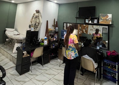 L'intérieur élégant de Beauty Rituals à Yaoundé, Centre Region, CM, avec stations de beauté modernes.