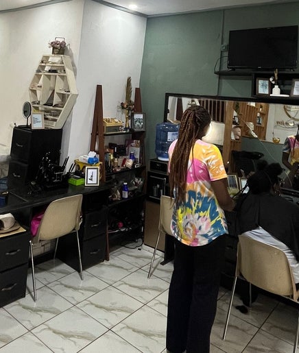 L'intérieur élégant de Beauty Rituals à Yaoundé, Centre Region, CM, avec stations de beauté modernes.