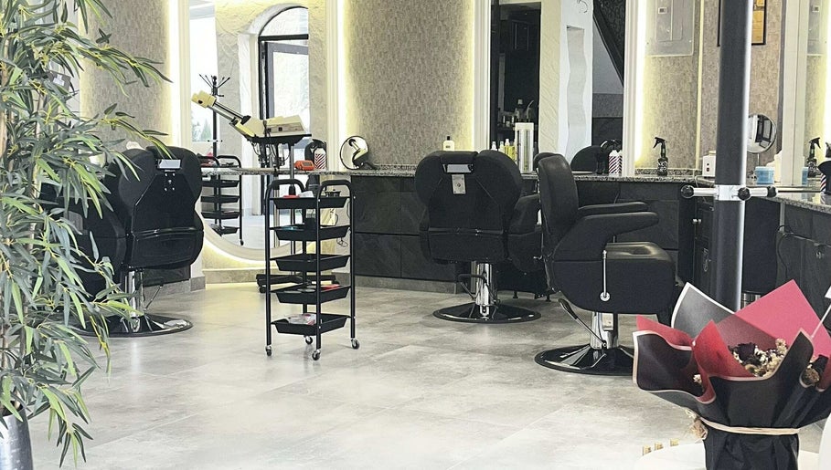 مقاعد تصفيف في صالون Al-Nahat في عمان، عمان Governorate، JO توفر أجواء راقية للعناية بالجمال.