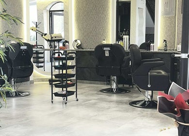 مقاعد تصفيف في صالون Al-Nahat في عمان، عمان Governorate، JO توفر أجواء راقية للعناية بالجمال.