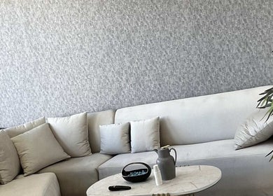 زاوية جلوس دافئة في Al-Nahat، عمان، محافظة عمان، JO مع كنب مريح وطاولة أنيقة.