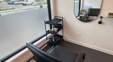 Modern beauty studio at Danielle @ HEADS, Toronto, Ontario, CA with sleek styling chair and large mirror.