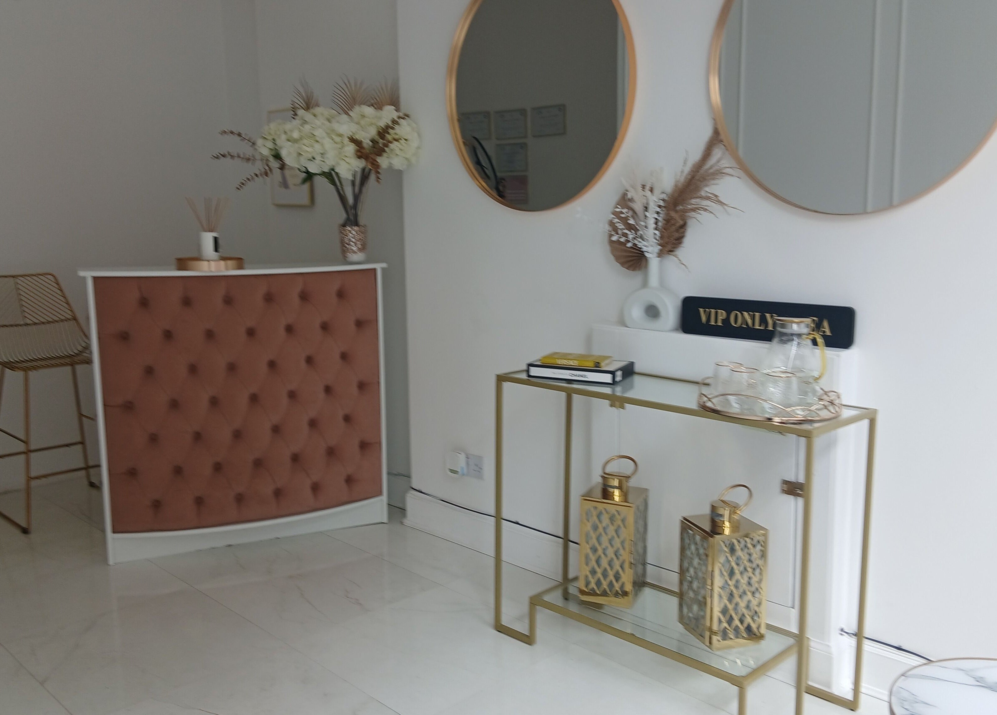 Sophisticated interior of InnerGlow Aesthetics in Edinburgh, Scotland, GB, featuring elegant decor and warm ambiance.