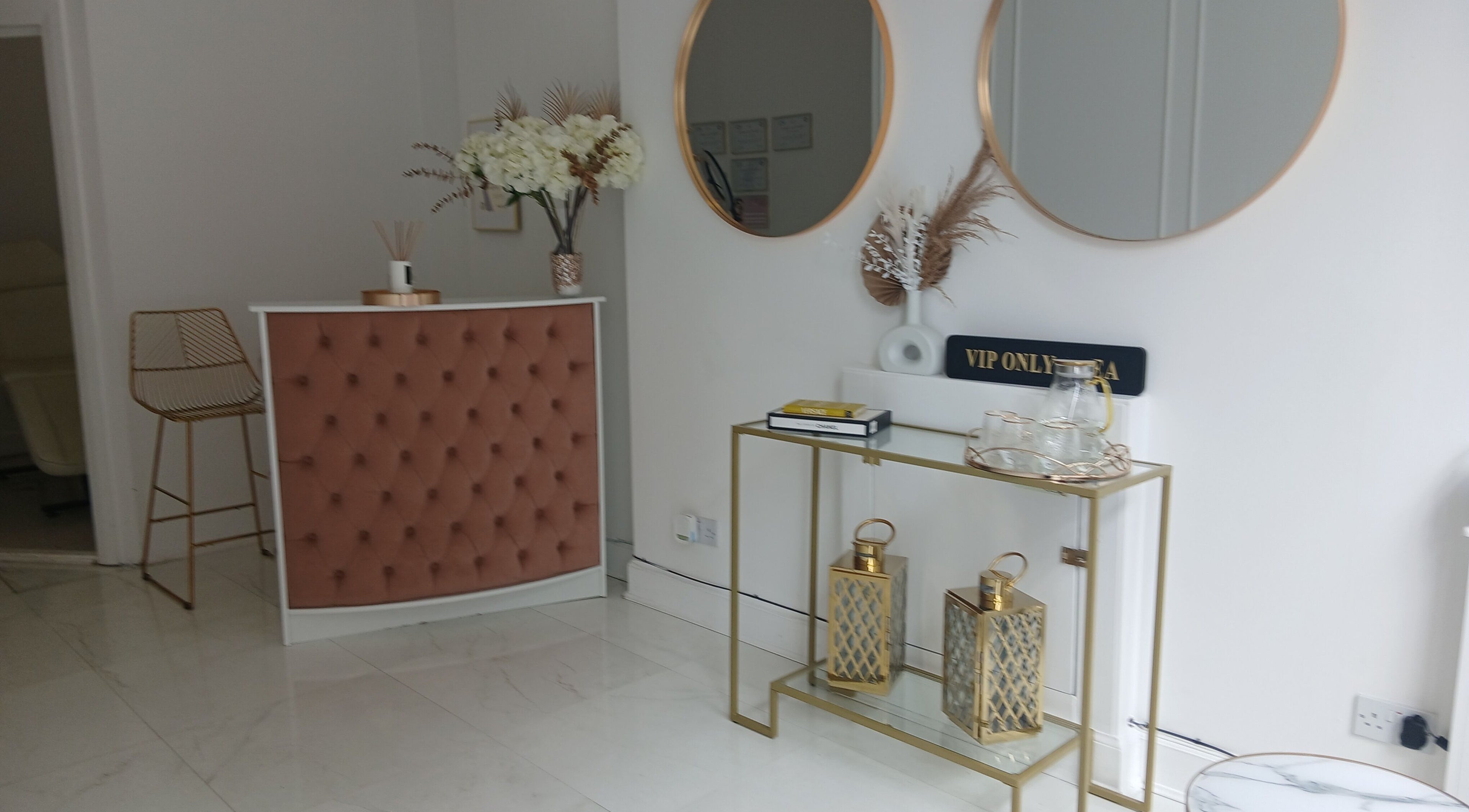 Sophisticated interior of InnerGlow Aesthetics in Edinburgh, Scotland, GB, featuring elegant decor and warm ambiance.