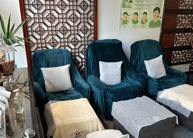 Comfortable chairs at Zen5 - Chinese Remedial Massage in Melbourne, Victoria, AU. Relaxing setup for reflexology.