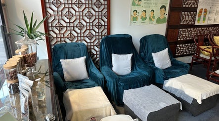 Comfortable chairs at Zen5 - Chinese Remedial Massage in Melbourne, Victoria, AU. Relaxing setup for reflexology.