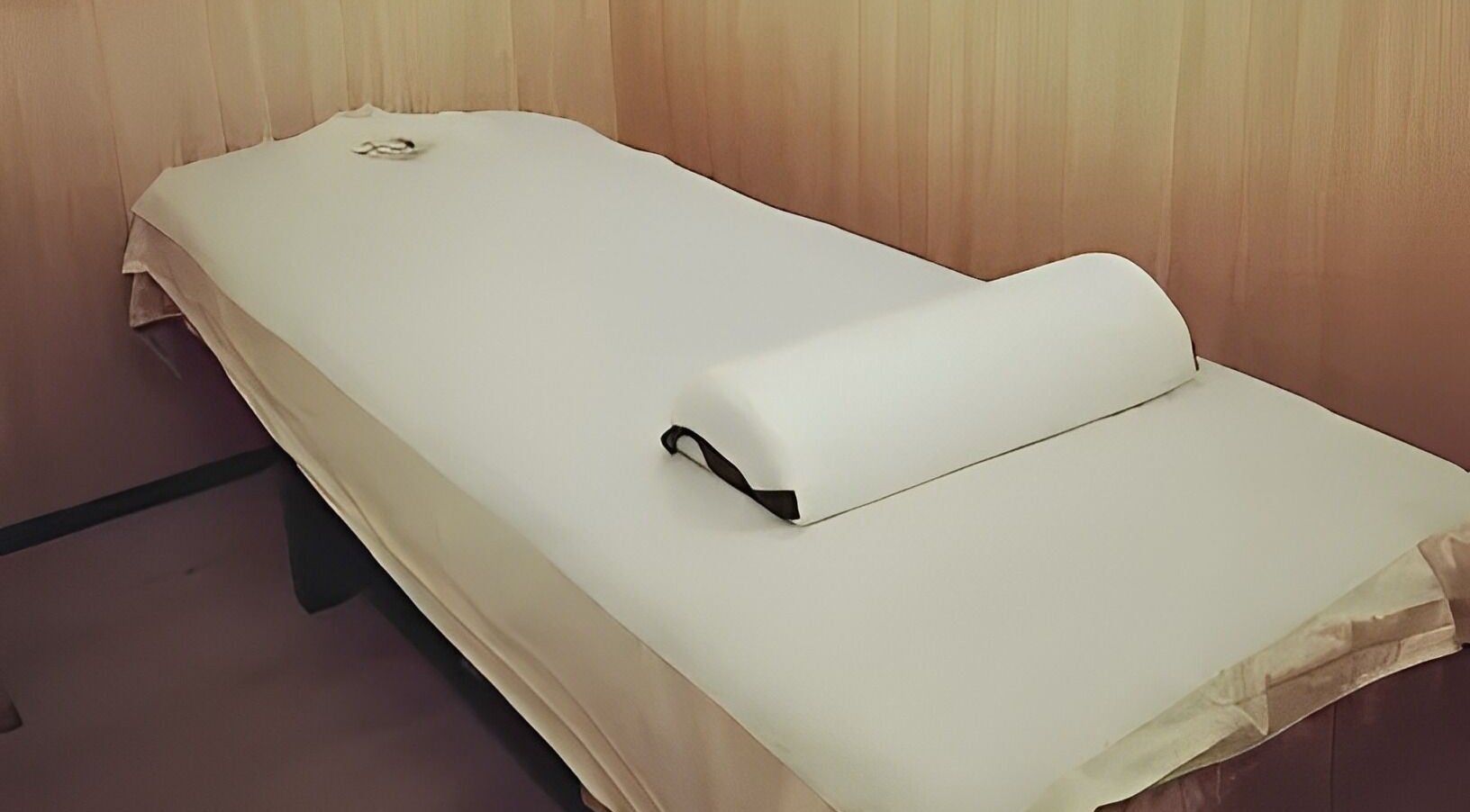 Tranquil massage table at Zen5 Little Collins St, Melbourne, Victoria, AU, for optimal relaxation.