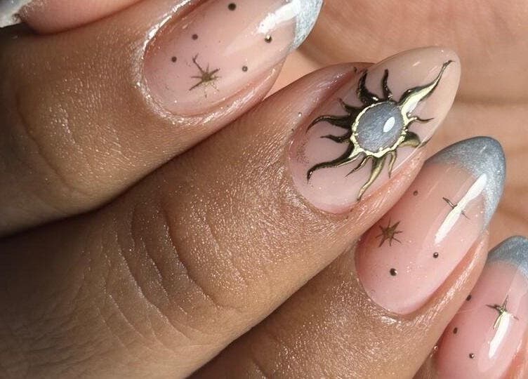 Manicura solar en Wumman, San Miguel, Provincia De Lima, PE, mostrando detalles dorados y puntas plateadas.