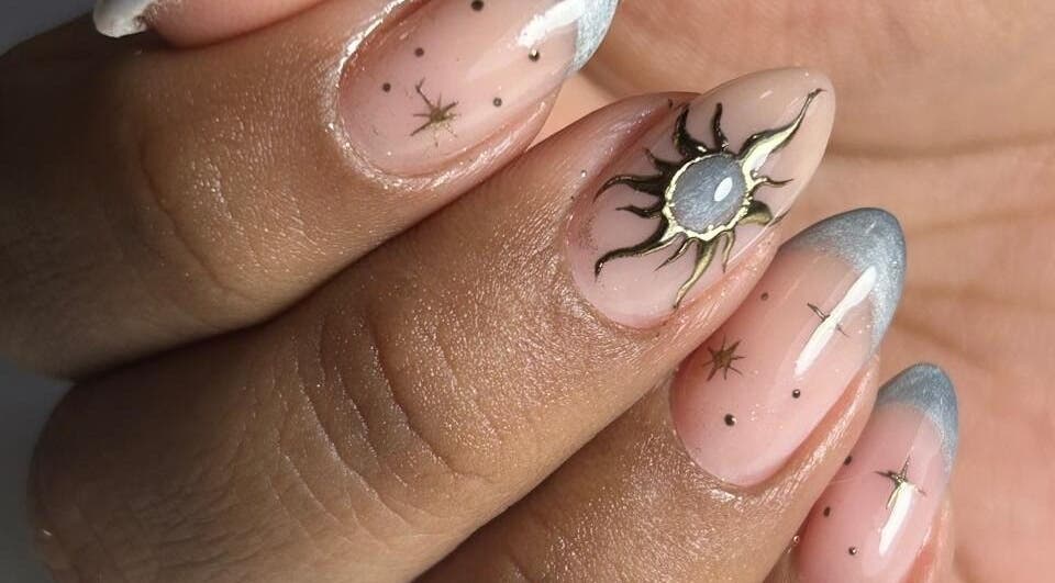 Manicura solar en Wumman, San Miguel, Provincia De Lima, PE, mostrando detalles dorados y puntas plateadas.