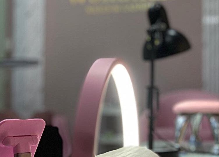 Mesa de maquillaje iluminada en Wumman, San Miguel, Provincia De Lima, PE con espejo rosa moderno.