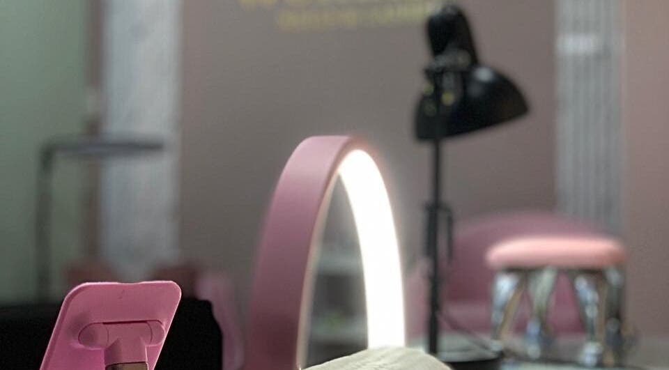 Mesa de maquillaje iluminada en Wumman, San Miguel, Provincia De Lima, PE con espejo rosa moderno.