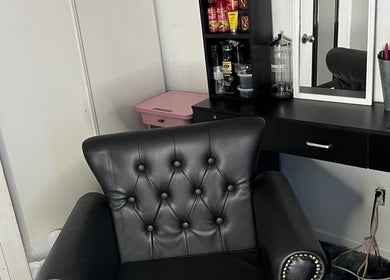 Luxurious salon chair at Kluvv_hairbar in Toronto, Ontario, CA with sleek styling station.